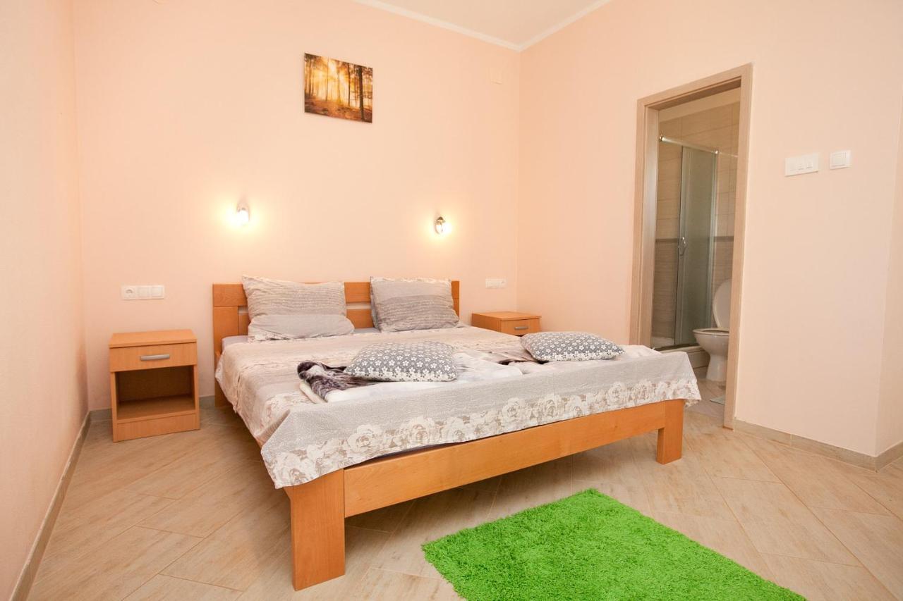 Apartmani Lea Starigrad Paklenica Esterno foto