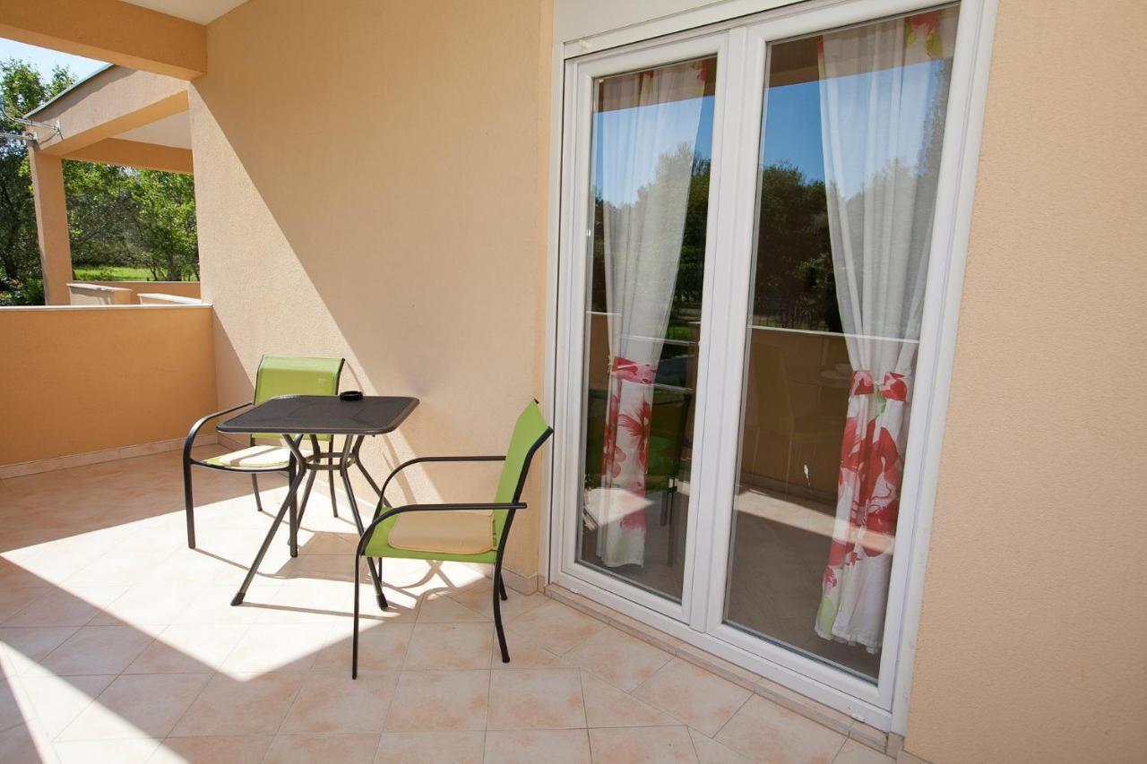 Apartmani Lea Starigrad Paklenica Esterno foto