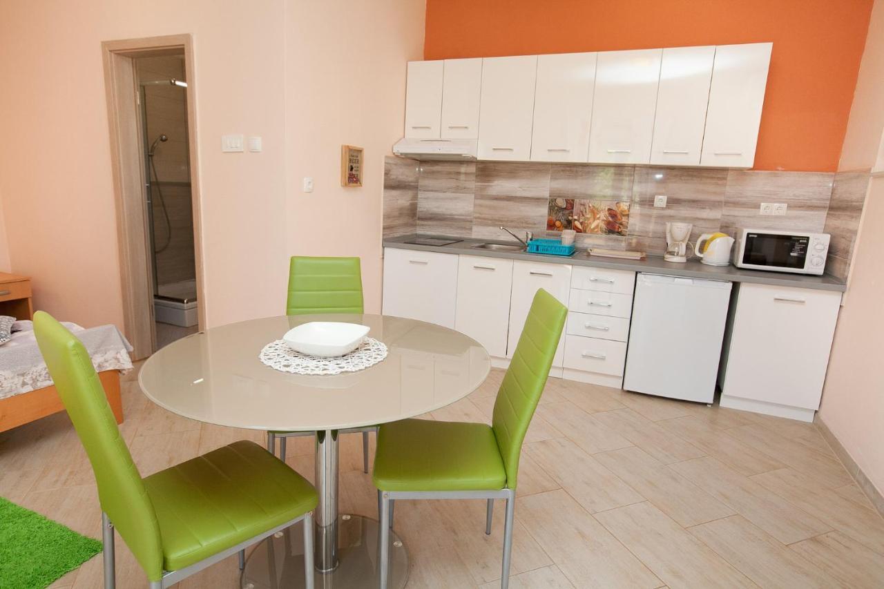 Apartmani Lea Starigrad Paklenica Esterno foto