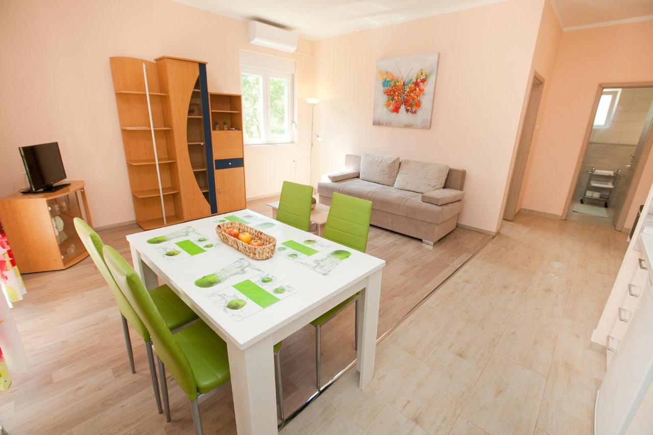 Apartmani Lea Starigrad Paklenica Esterno foto