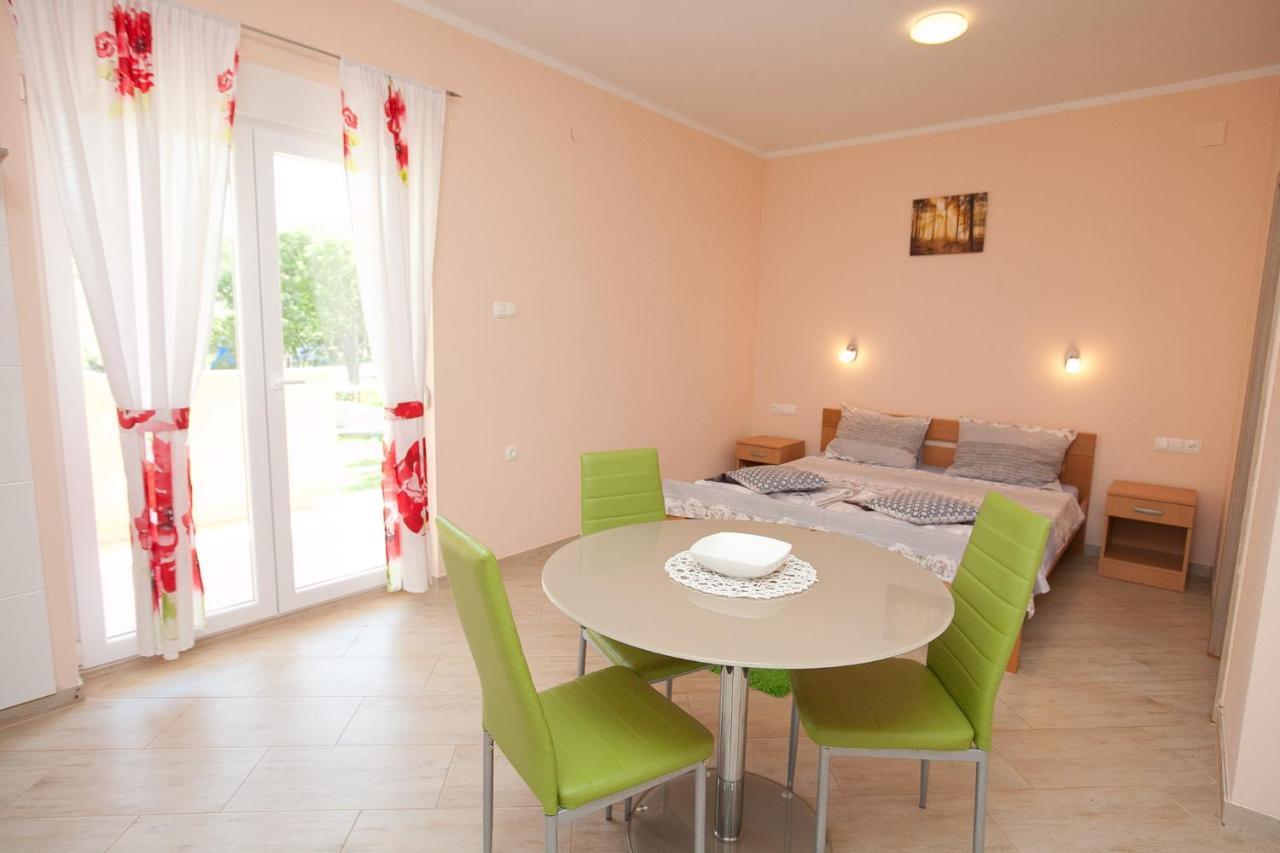 Apartmani Lea Starigrad Paklenica Esterno foto
