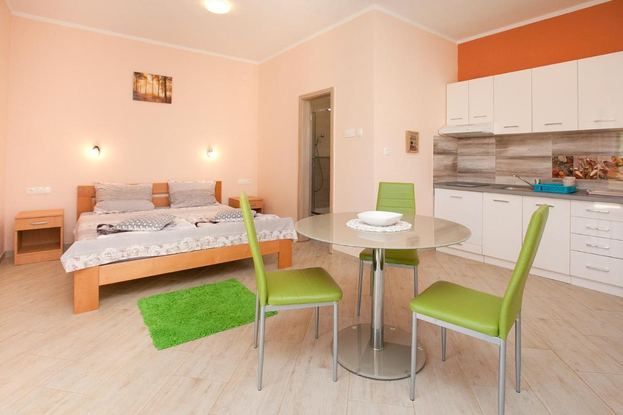 Apartmani Lea Starigrad Paklenica Esterno foto