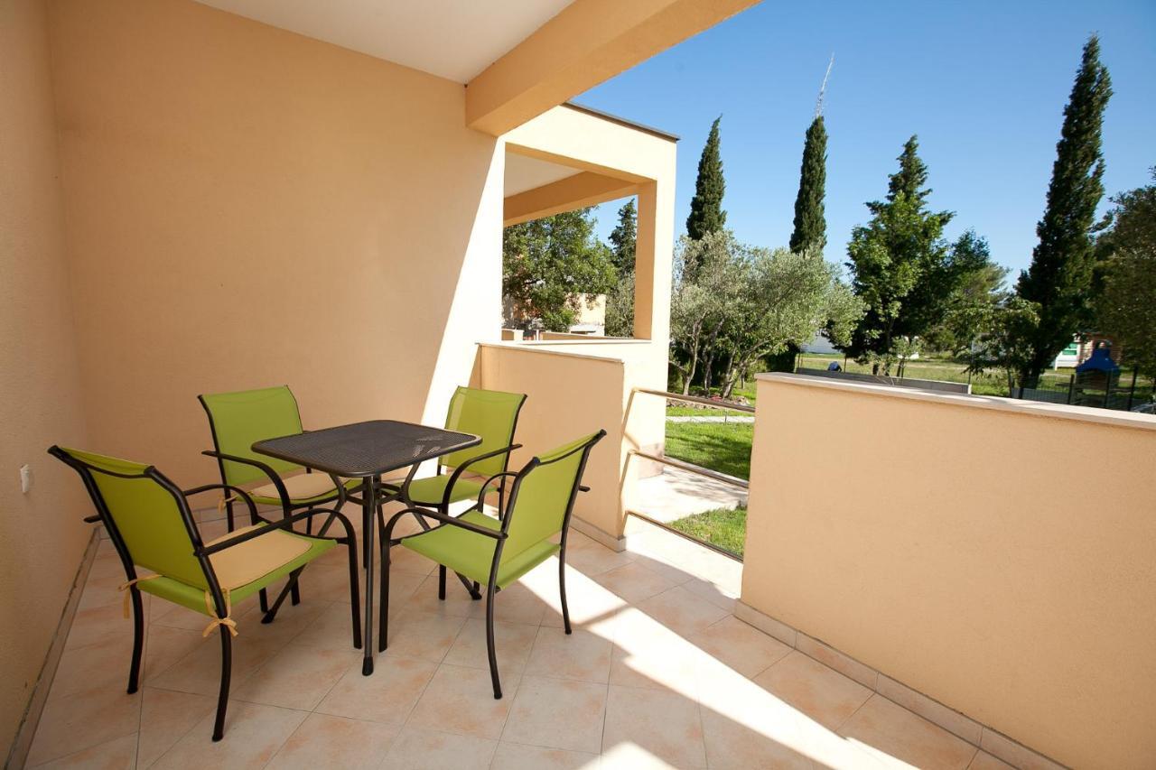 Apartmani Lea Starigrad Paklenica Esterno foto
