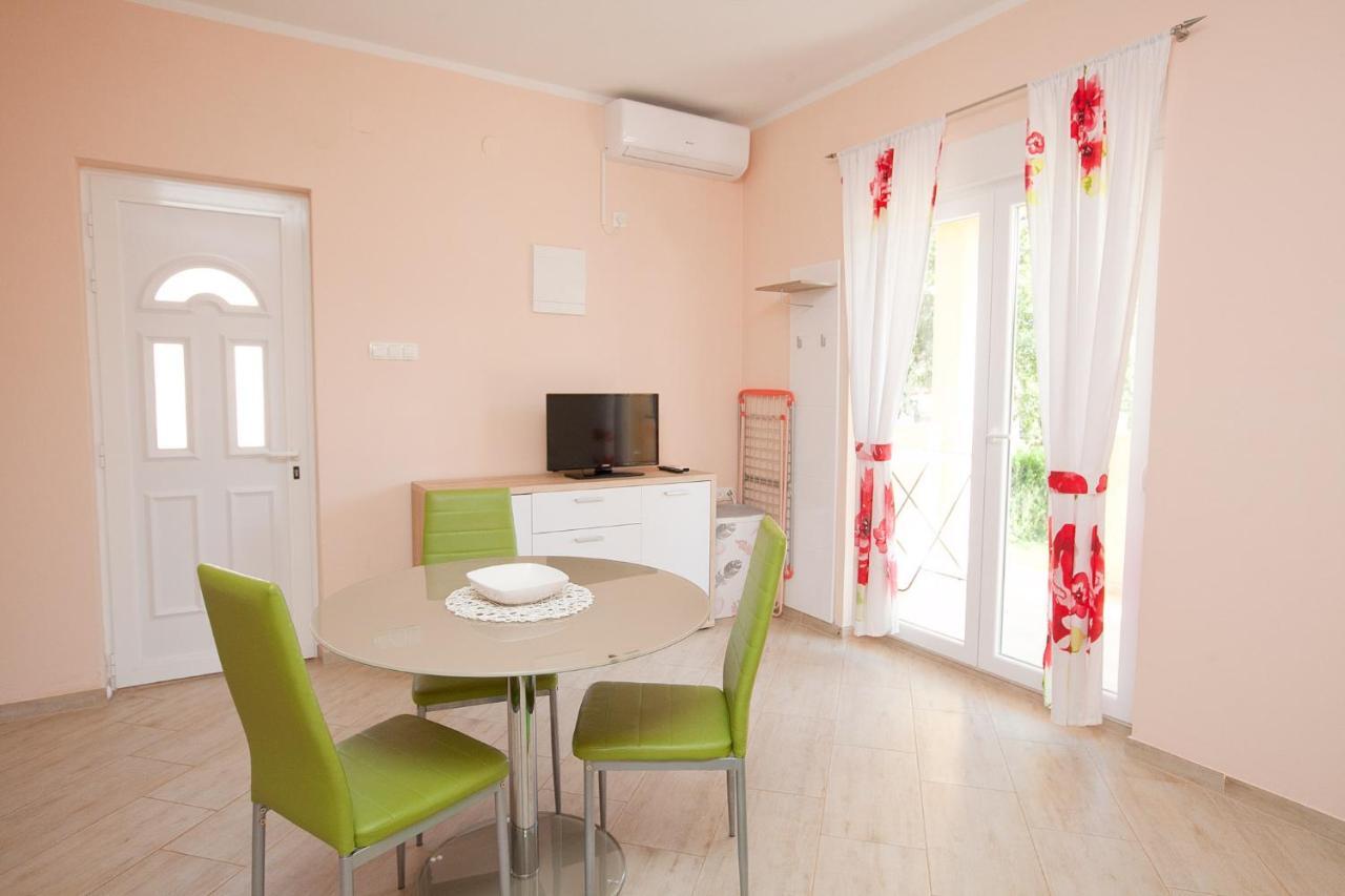 Apartmani Lea Starigrad Paklenica Esterno foto