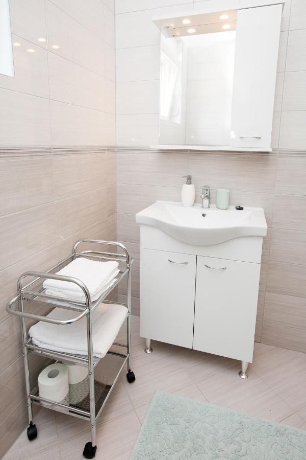 Apartmani Lea Starigrad Paklenica Esterno foto